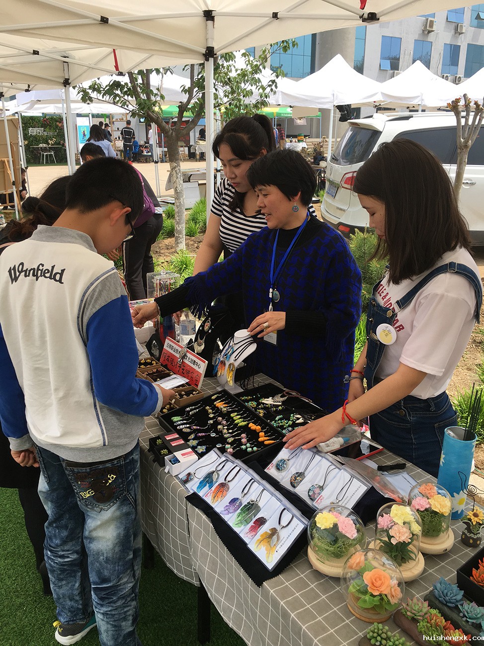 1555040308704707.jpg 微信图片_张春梅老师带领工作室学生体验创意市集1111.jpg