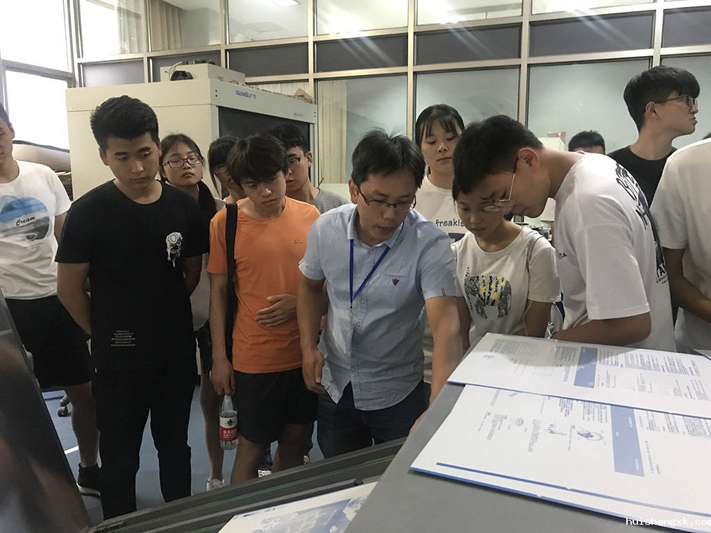 图12 学生外出考察印刷厂1.jpg